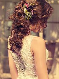 L'acconciatura da sposa deve essere in equilibrio con l'abito per uno stile coerente e per esprimere lo scenario delle acconciature da sposa degli ultimi anni vede da un lato acconciature legate ad. Semiraccolto Per La Sposa Trucco Sposa Milano
