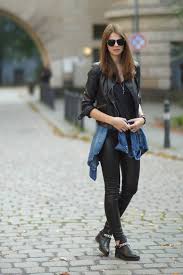 If you've wanted to know how to wear a denim shirt with black jeans well here's the perfect outfit example. 4 Days 4 Ways Wie Tragt Man Ein Denim Shirt 1