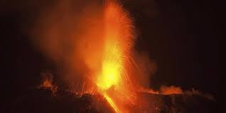 Der vulkanausbruch (eruption) ist die bekannteste form des vulkanismus. Italien Vulkan Atna Spuckt Wieder Lava Haz Hannoversche Allgemeine