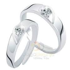 Biasanya letak cincin tunangan berada dijari manis sebelah kiri, sedangkan cincin perkawinan dilatakakn di jari manis sebelah kanan. Agustine 10 Agustine 10 Profil Pinterest