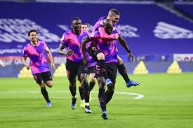 Ce match se déroule le 14 novembre 2015 et débute à 20:00. Kpswzgbvxjrfim