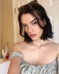 Leila Warren's Instagram, Twitter & Facebook