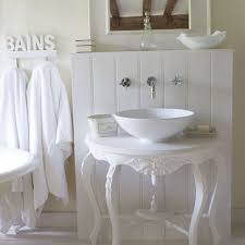 Never Thought Of Using A Table I Have One Very Similar Just Don T Know If I Could Bear To Paint Waschtisch Landhausstil Shabby Chic Badezimmer Bad Styling