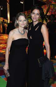 Jodie Foster And Her Wife Alexandra Hedison Posed Inside The Hbo It S Party Time See All The Stars Let Loose After The Emmys Alexandra Hedison Jodie Foster Celebs