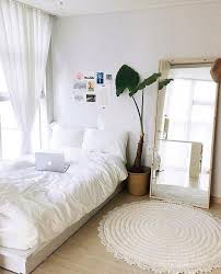 Dua kamar tidur di rumah ini memiliki fasilitas yang cukup lengkap, dimana kamar mandi dihadirkan di dalamnya. Sulap Kamar Tidur Lebih Estetik Dengan 10 Tips Dekorasi Kamar Ala Korea Supergampang Ide Dekorasi Kamar Ide Kamar Tidur Ide Dekorasi Rumah