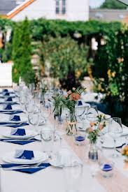 Sommerliche Hochzeit Zu Dritt In Blau Und Peach Blaue Hochzeit Hochzeit Deko Tisch Hochzeit