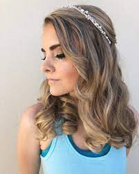 Steal This Amazing Medium Hairdos Ideas For Your Prom Night Nona Gaya Prom Hair Medium Length Medium Length Hair Styles Medium Hair Styles