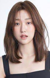 28 Best Medium Length Hairstyles Haircuts For Women In 2021 Medium Hair Styles Mid Length Hair Haircuts Straight Hair