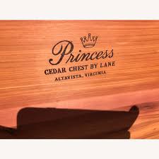 It has 2 dovetailed drawers with brass pulls, and an upholstered seat that lifts up to trunk storage. Lane Mid Century 1950s Princess Cedar Chest Aptdeco