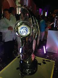 En colombia, el torneo local lleva un total de 74 años en desarrollo de campeonatos desde que el profesionalismo se estableció en 1948, dejando un total de 53 títulos otorgados en torneos largos. Dimayor On Twitter Conozca El Nuevo Trofeo Oficial De La Copaaguila Lahoradelfutbolcolombiano