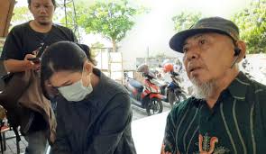 Cara agar debt colektor pinjol tidak sebar data kontak dan wahay rekan rekan kali ini kita akan posting bagaimana cara agar data tidak di sebar debt colektor. Wanita Di Solo Polisikan Pinjol Karena Sebar Foto Berkalimat Porno Kumparan Com