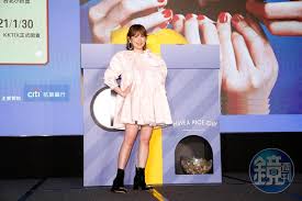 剛買好的咖啡打翻 看 gang mai hao de ka fei da fan kan 衣服昨天才買的 怎麼辦 yi fu zuo tian cai mai de zen me ban 整天就拿著手機 看 zheng tian jiu na zhe shou ji. æ„Ÿå˜†ç­‰17å¹´æ‰ç´…ä¸å¦‚æŒä¿®æ­ŒåŽé­å¦‚è±é‡ç–«æƒ…å°¾ç‰™è¢«å–æ¶ˆ8å ´