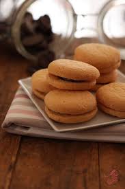 Biscuits Moelleux Fourres Au Chocolat Biscuits Moelleux Recette Biscuit Biscuit De Noel