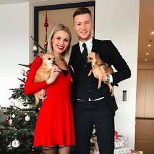 Marco reus, 31, almanya borussia dortmund, 2012'den beri on numara piyasa değeri.vorerst auch ohne hummels fällt auf unbestimmte zeit aus: Marco Reus Verlobt Mit Scarlett Gartmann Marco Reus Brautjungfernkleid Borussia Dortmund