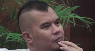 Gaya rambut mohawk dapat anda kombinasikan dengan gaya rambut comb over sehingga model rambut ini memiliki potongan yang pendek pada bagian samping dan belakang rambut pria. Ahmad Dhani Paling Senang Gaya Rambut Mohawk