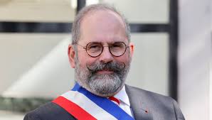 Violences urbaines : "Les communes et les villes sont victimes d'un relatif  désengagement" de l'État, estime l'AMF