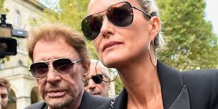 De son vivant, johnny hallyday n'hésitait jamais à sortir la carte bancaire pour se faire plaisir. Ouragan Irma Johnny Et Laeticia Hallyday Ouvrent Les Portes De Leur Maison A Saint Barthelemy