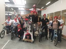 Je part ce midi au bugatti avec nos 2 mobylettes la bleue (l'étalon) et le grise (le mulet) la course est demain samedi et c'est franky zapata. Agp 30 Salaries Au Depart Des 17h Du Mans Contact Entreprises