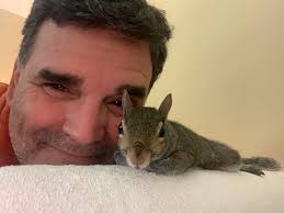 Pop star with hurt leg to stay home