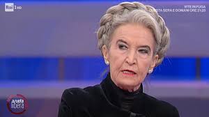 Her teeth look very nice as well! Francesca Fialdini Spiazzata Da Barbara Alberti Ho Un Piede Nella Fossa Lanostratv