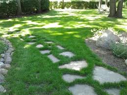 Wege Und Steinwege Fur Den Garten Neueste Dekoration 2018 Steinweg Steinplatten Gehweg Garten