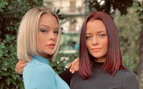 Giulia provvedi e silvia provvedi, conosciute con il nome d'arte le donatella, nascono il 1° dicembre del 1993 a modena. Chi Sono Le Donatella Eta Altezza Fidanzati E News