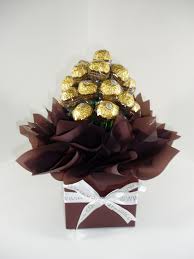Perkongsian video tutorial diy gubahan bunga ros dengan coklat ferrero rocher sesuai untuk individu yang mempunyai budjet yang rendah, murah dan. 83 Dulang Hantaran Ideas Gift Tray Wedding Gifts Wedding Gifts Packaging