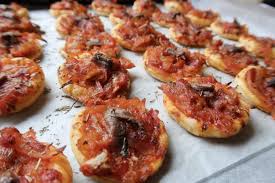 Idee Apero La Pissaladiere Nicoise Et La Pichade Mentonnaise Recettes De Tomates Recettes De Cuisine Pissaladiere