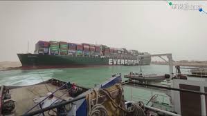 長榮貨輪幾乎脫困了 尾端已移開蘇伊士運河西岸【更新】 2021/3/29 12:11 （3/29 15:36 更新） 擱淺在埃及蘇伊士運河近一星期的長榮海運「長賜輪」29日. é•·æ¦®è²¨è¼ªå¡è˜‡ä¼Šå£«é‹æ²³åœ‹éš›æ²¹åƒ¹å¤§æ¼² è¯è¦–æ–°èžç¶²