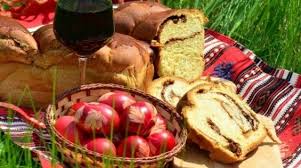 În această zi, în timpul slujbei, preotul sfințește colacii și ouăle aduse de credincioși la biserică, după care se caută o apă curgătoare, pentru a fi purtate de aceasta către sufletele morților. Duminica Tomii Ziua In Care Ii Cinstim Pe Cei Care Nu Mai Sunt Timispress Ro