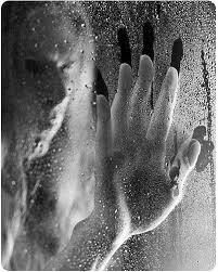 Resultado de imagen para IMAGEN DE MUJER SENTADA EN UN SOFA MIRANDO LLOVER