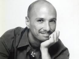 Il cantante ha perso la vita il 13 aprile del 2002 a seguito di un incidente con la sua moto. Alex Baroni Radio Margherita