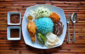 Katanya nasi ni berasal dari negeri kelantan, setiap hari dimasak di kelantan dan diterbangkan menggunakan kapal terbang ke serata. Food Fight Khao Yum V Nasi Kerabu
