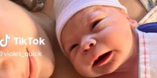 Dieses Baby kam mit der Spirale der Mama zur Welt