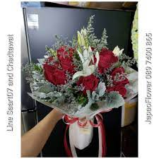 ช อดอกก หลาบแดง แซมดอกล ลล ขาว ของขว ญว นครบรอบ