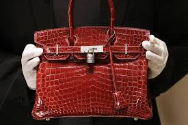 Today, if there is one design which attracts huge levels of attention in the world of fashion, it is the impossibly famous kelly bag. First Look At Hermes Ss22 Skateboard Bag