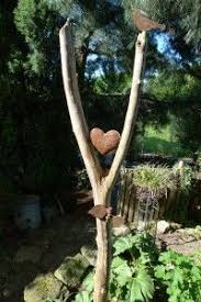 Garten Stele Aus Einer Astgabel Mit Rostigem Herz Und Metallvogel Garten Garten Deko Garten Ideen