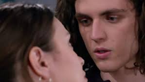 Qui trovate tutte le novità e le trame delle varie puntate, mentre su rai 3 l'appuntamento con upas è dal. Un Posto Al Sole Anticipazioni Lunedi 24 Maggio Vittorio E Speranza Lasciano Napoli Meteoweek