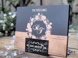 Simple And Elegant That S A Reflection Of This Wedding Invitation With Shades Of Black Gold So Much That Many Peo Undangan Pernikahan Ide Perkawinan Undangan