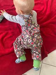 Mehrere varianten mit seitlichem verschluss und aufgesetzten taschen. Baby Latzhose Gagah Nahfrosch