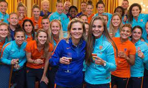 Jul 04, 2021 · sarina wiegman und vivianne miedema erhielten auszeichnungen aus den händen von louis van gaal 1.000 fans erlebten die überraschung der beiden nach einer trainingseinheit Marten Glotzbach Man Van Sarina Wiegman Spelersvrouw Nl