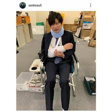 田中圭 痛そう 包帯ぐるぐる巻きの むすっ 顔shotに反響続々 サービス精神ありすぎ むすっとしてるのもかわいい 画像3 10 芸能ニュースならザテレビジョン 田中 圭 方程式 包帯