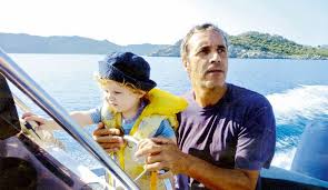 Alors que sa fille vanille a récemment accouché de son premier enfant, julien clerc n'a pas encore eu le privilège de lui rendre visite, à son grand désespoir. Julien Clerc L Eternel Jeune Homme