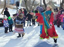 На Масленицу в Новопавловской роще собрались несколько сотен рязанцев |  Рязанские ведомости