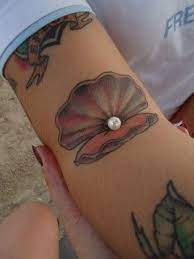 30 Creative Tattoos That Make Clever Use Of The Body Clever Tattoos Piercings Unique Tattoos
