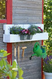Diy Regal Mit Europaletten Nicht Nur Nurzlich Sondern Auch Ein Echter Hingucker Blumenregal Palettenkasten Blumenregal Dekoration Wohnzimmer Gemutlich