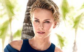 herunterladen hintergrundbild charlize theron 2018 us amerikanische schauspielerin hollywood portrat schonheit blond charlize theron kurze haare styling kurzes haar charlize theron
