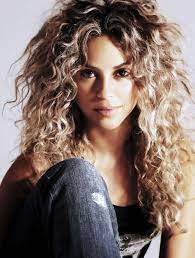 How To Get Big Curly Hair In 10 Minutes Big Curly Hair Shakira Hair Curly Hair Styles Naturally