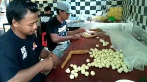 Namanya memang jaket, tapi tidak ada hubungannya dengan pakaian. Jenang Jaket Oleh Oleh Khas Banyumas Youtube