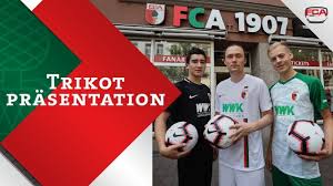 Fc augsburg gegen bvb am 20.dezember 2016. Fc Augsburg 18 19 Fca Ruckblick Trikot Aktion In Der Innenstadt
